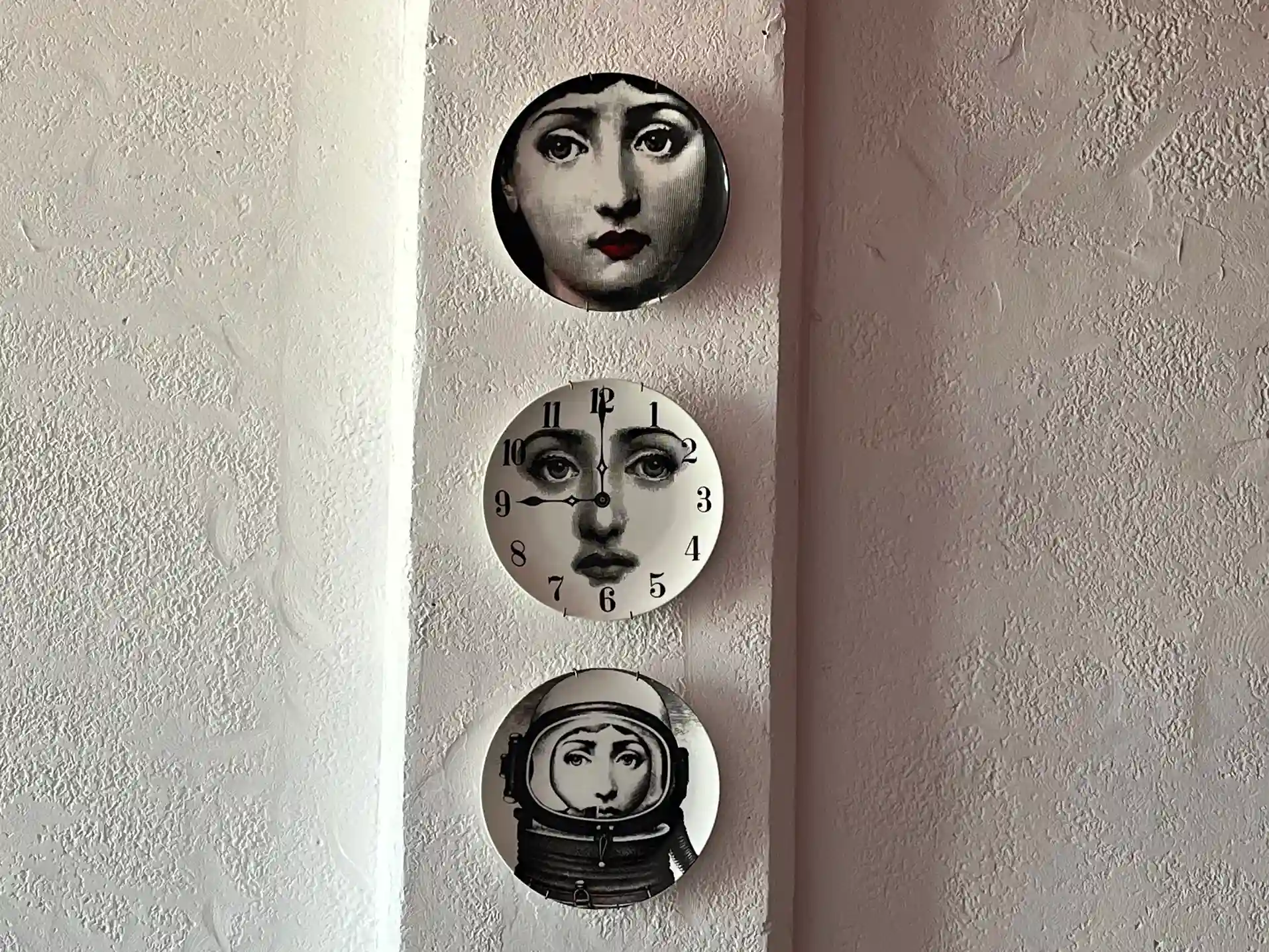 Tres relojes con cara de mujer, simbolizando el tiempo y la eficiencia en la estrategia de marketing digital para pymes y autónomos.